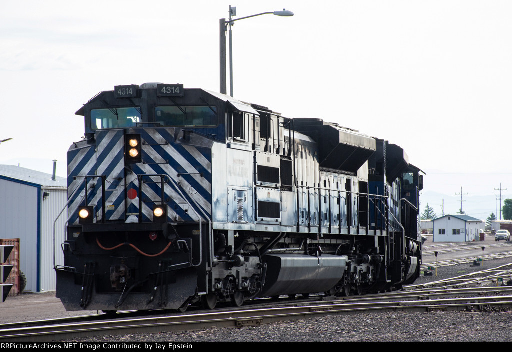 MRL 4314 leads a helper set out of the engine terminal 